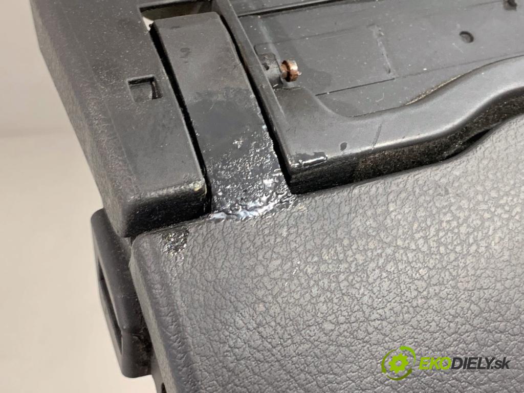 AUDI A4 B6 sedan 2004 96 kW 1.9 TDI 1896 Priehradka, kastlík spolujazdca 8E1857035C (Priehradka (kastlík))