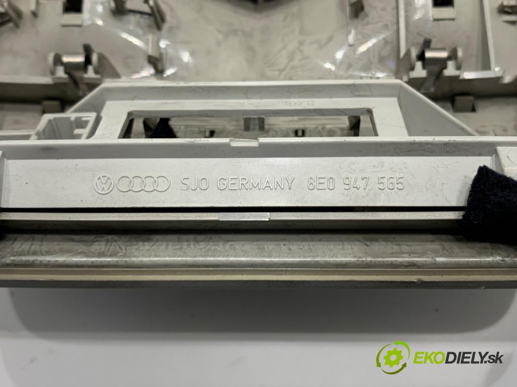 AUDI A4 B6 sedan 2004 96 kW 1.9 TDI 1896 Svetlo stropné 8E0947135A