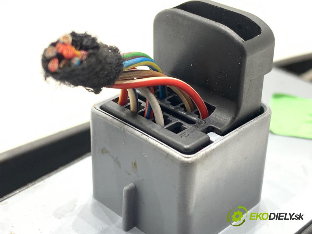 VW GOLF V liftback 2007 77 kW 1.9 TDI 1896 Prepínač okien 1K4868049C (Prepínacie páčky pod volantom)