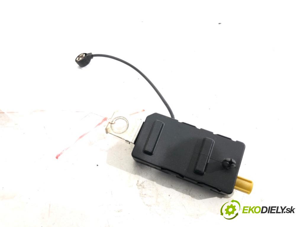 RENAULT CLIO V liftback 2020 74 kW 1.0 TCe 100 (B7MT) 999 Zosilňovač Antenní: 282305503R (Zosilňovač)