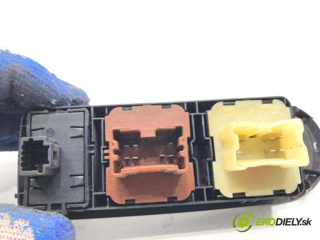 DACIA DUSTER SUV 2013 92 kW 1.2 TCe 125 1197 Prepínač okien 254111342R (Prepínacie páčky pod volantom)