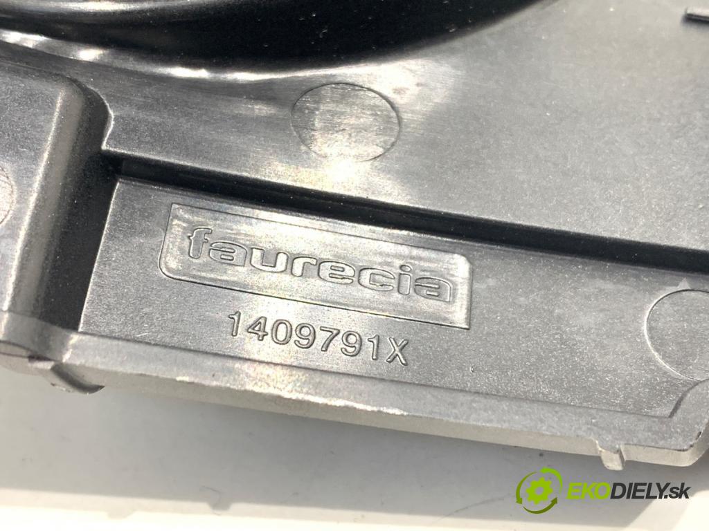 DACIA DUSTER SUV 2013 92 kW 1.2 TCe 125 1197 Mriežky kúrenia predný stredna 682603969R