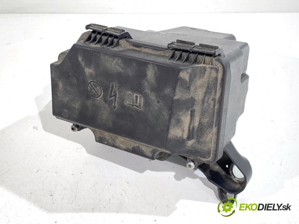 MERCEDES-BENZ CLS coupe 2018 320 kW AMG CLS 53 EQ Boost 4-matic+ (257.361) 2999 skříňka poistková A2055402328 (Pojistková skříňka)