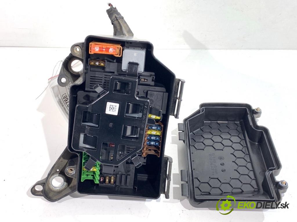 MERCEDES-BENZ CLS coupe 2018 320 kW AMG CLS 53 EQ Boost 4-matic+ (257.361) 2999 skříňka poistková A2055402328 (Pojistková skříňka)