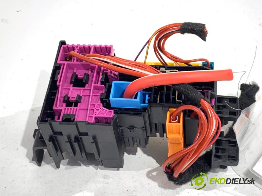 MERCEDES-BENZ CLS coupe 2018 320 kW AMG CLS 53 EQ Boost 4-matic+ (257.361) 2999 skříňka poistková A2059067200 (Pojistková skříňka)