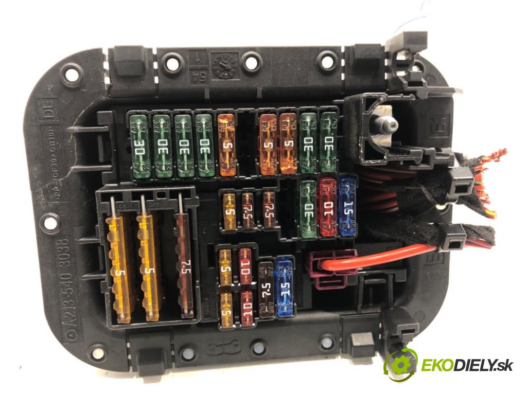 MERCEDES-BENZ CLS coupe 2018 320 kW AMG CLS 53 EQ Boost 4-matic+ (257.361) 2999 skříňka poistková A2135403038 (Pojistková skříňka)