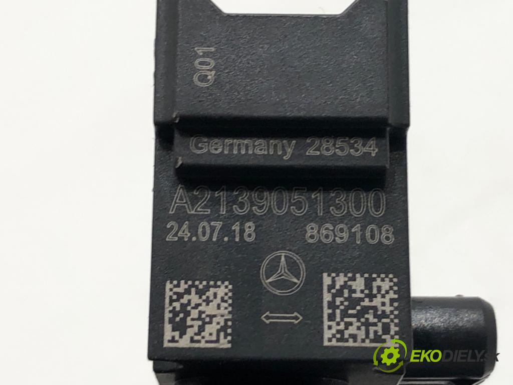 MERCEDES-BENZ CLS coupe 2018 320 kW AMG CLS 53 EQ Boost 4-matic+ (257.361) 2999 Snímač nárazu A2139051300 (Snímač nárazu)