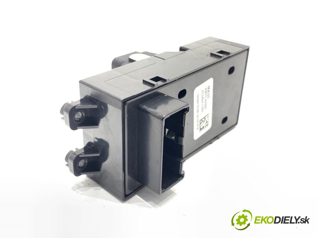 KIA CEED liftback 2015 99 kW 1.6 GDI 1591 Prepínač okien 93570-A2300 (Prepínacie páčky pod volantom)