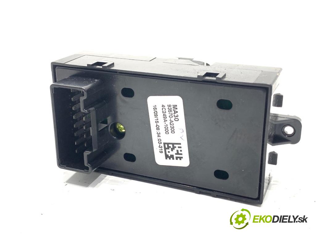 KIA CEED liftback 2015 99 kW 1.6 GDI 1591 Prepínač okien 93570-A2300 (Prepínacie páčky pod volantom)