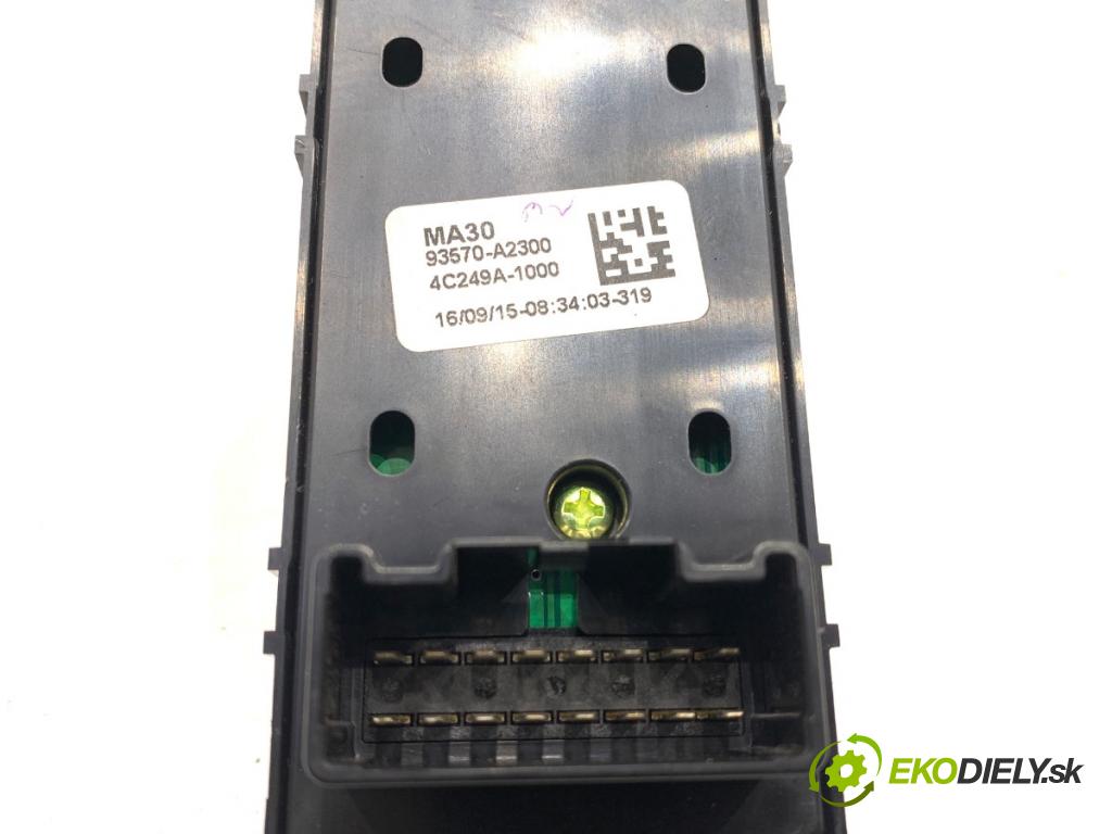 KIA CEED liftback 2015 99 kW 1.6 GDI 1591 Prepínač okien 93570-A2300 (Prepínacie páčky pod volantom)