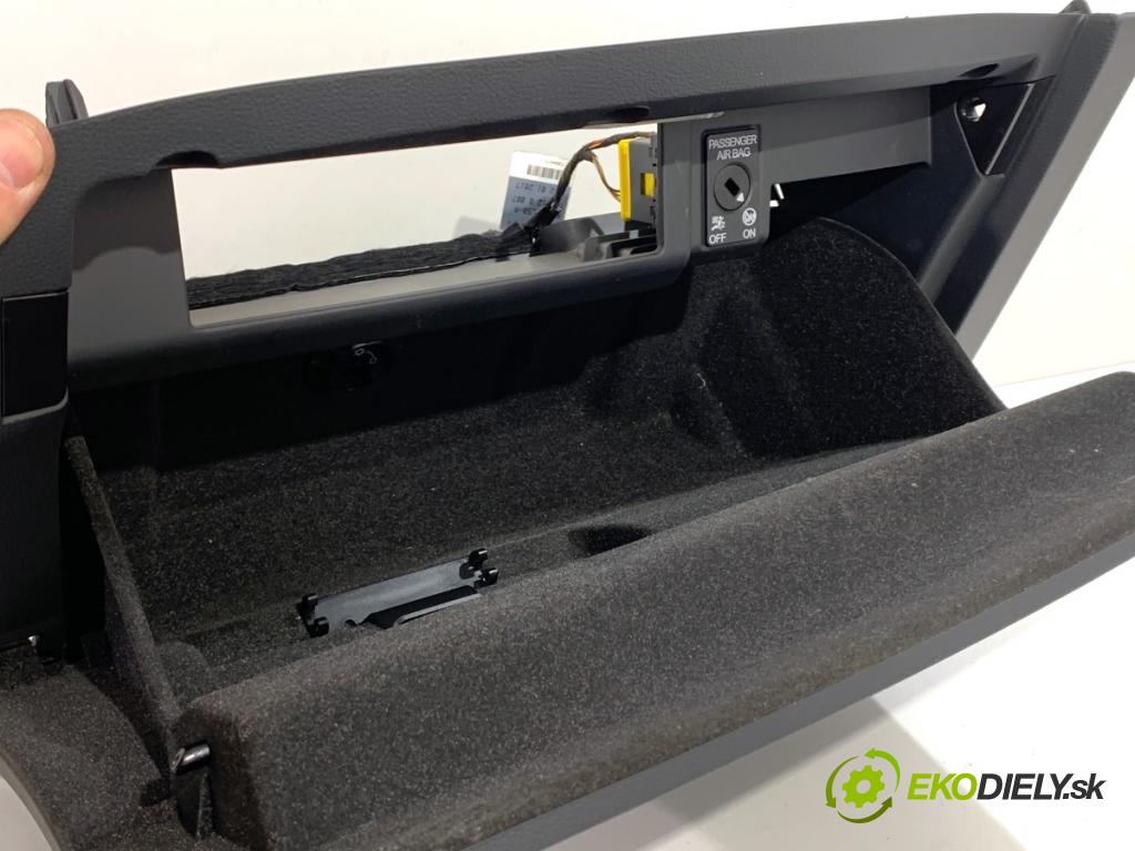 AUDI A4 B9 Kombi 2017 140 kW 2.0 TDI quattro 1968 Priehradka, kastlík spolujazdca 8W1857035B (Priehradka (kastlík))