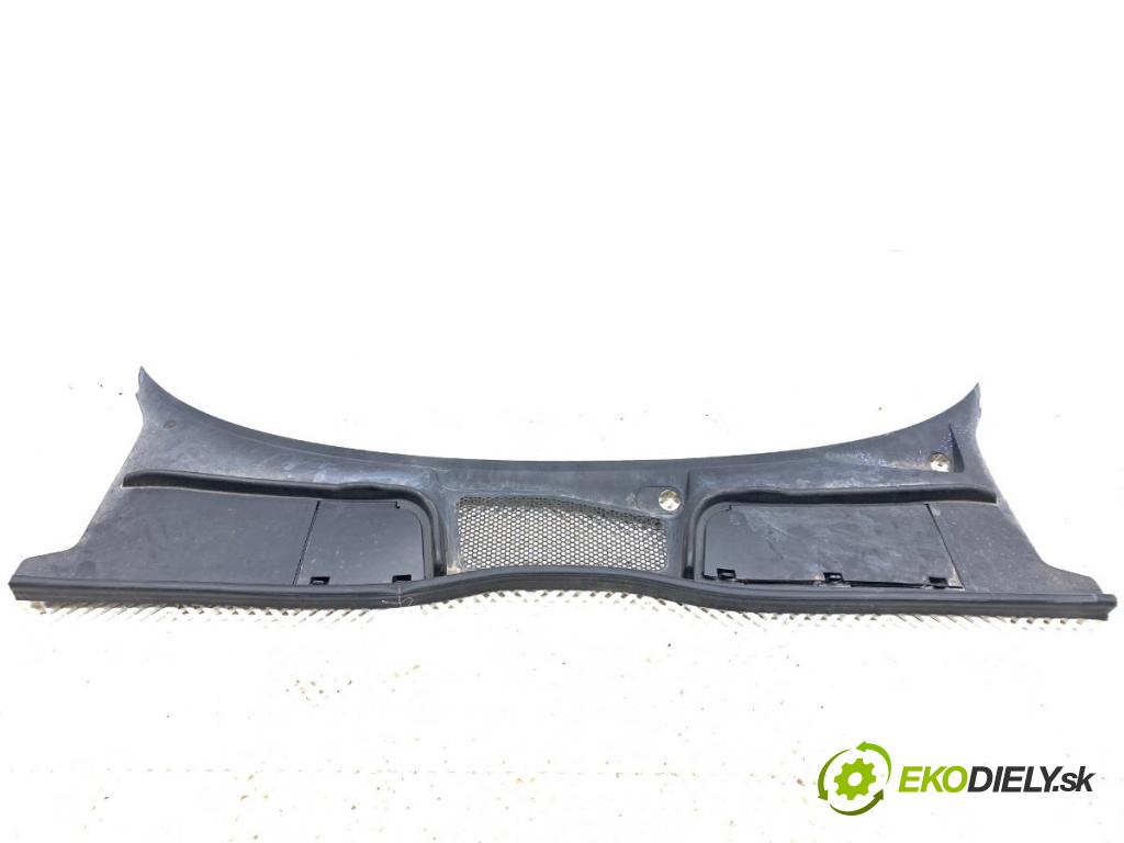 AUDI A4 B9 Kombi 2017 140 kW 2.0 TDI quattro 1968 torpédo plast pod čelní okno 8W1819403 (Plast pod čelním sklem)