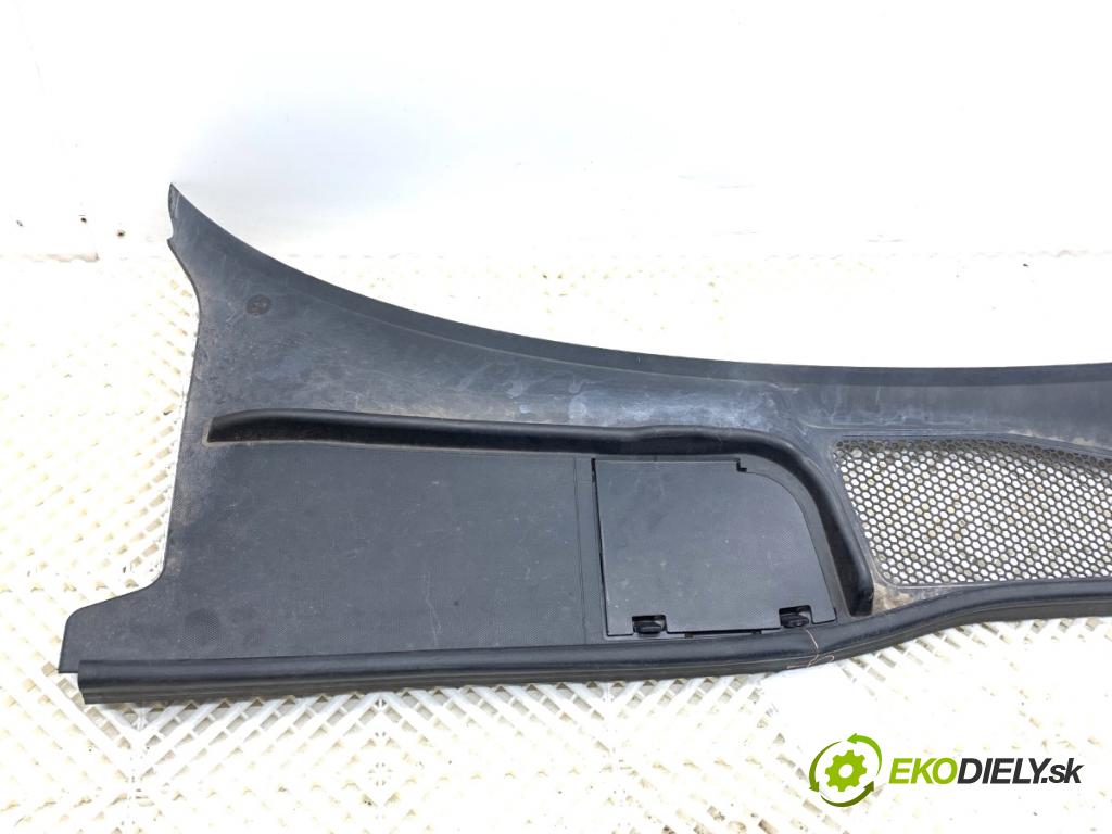 AUDI A4 B9 Kombi 2017 140 kW 2.0 TDI quattro 1968 torpédo plast pod čelní okno 8W1819403 (Plast pod čelním sklem)