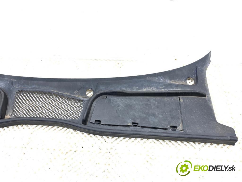 AUDI A4 B9 Kombi 2017 140 kW 2.0 TDI quattro 1968 torpédo plast pod čelní okno 8W1819403 (Plast pod čelním sklem)