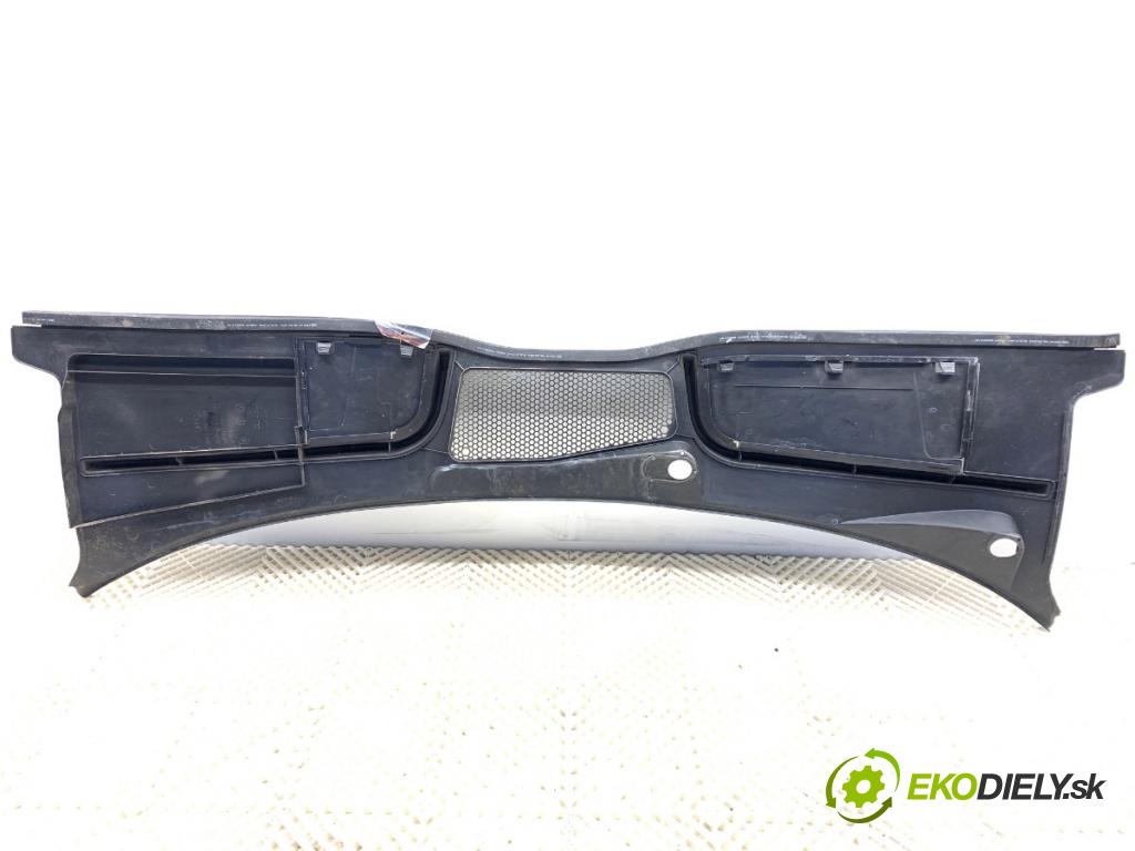 AUDI A4 B9 Kombi 2017 140 kW 2.0 TDI quattro 1968 torpédo plast pod čelní okno 8W1819403 (Plast pod čelním sklem)