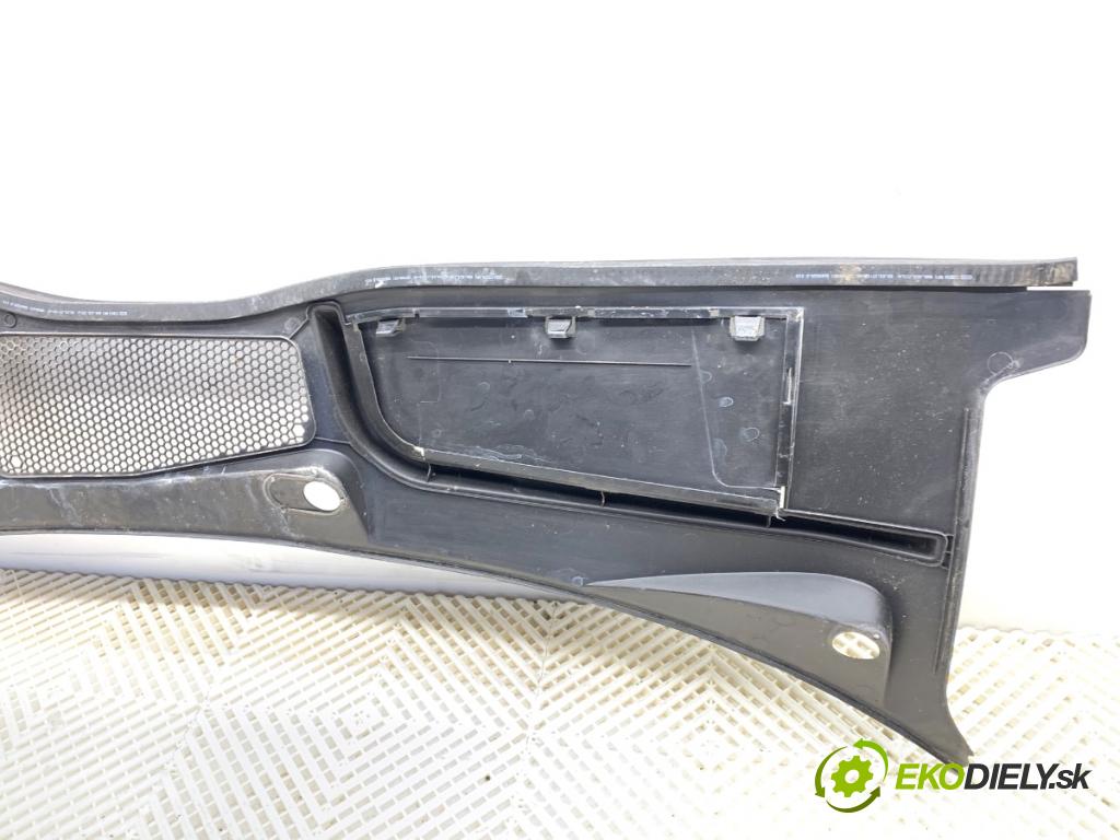 AUDI A4 B9 Kombi 2017 140 kW 2.0 TDI quattro 1968 torpédo plast pod čelní okno 8W1819403 (Plast pod čelním sklem)