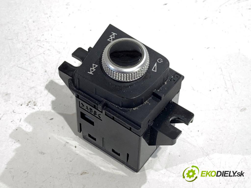 AUDI A4 B9 Kombi 2017 140 kW 2.0 TDI quattro 1968 Panel ovládania radia 8W1919616 (Prepínacie páčky pod volantom)