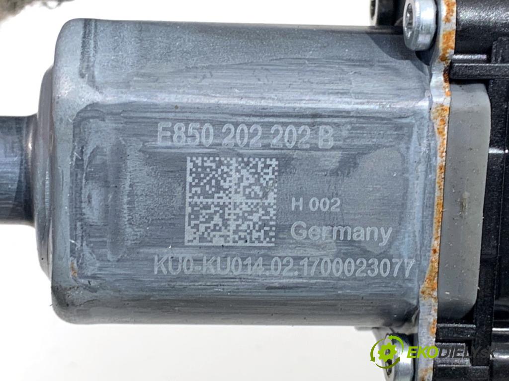 AUDI A4 B9 Kombi 2017 140 kW 2.0 TDI quattro 1968 Motorček rolety kufra 8W9863560