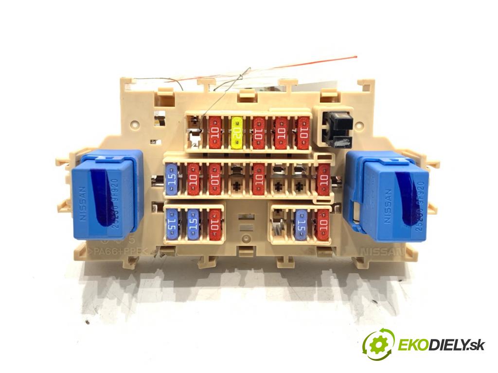 NISSAN QASHQAI J10 SUV 2012 96 kW 1.6 dCi 1598 skříňka poistková  (Pojistková skříňka)