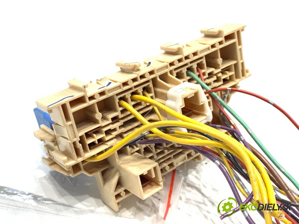 NISSAN QASHQAI J10 SUV 2012 96 kW 1.6 dCi 1598 skříňka poistková  (Pojistková skříňka)