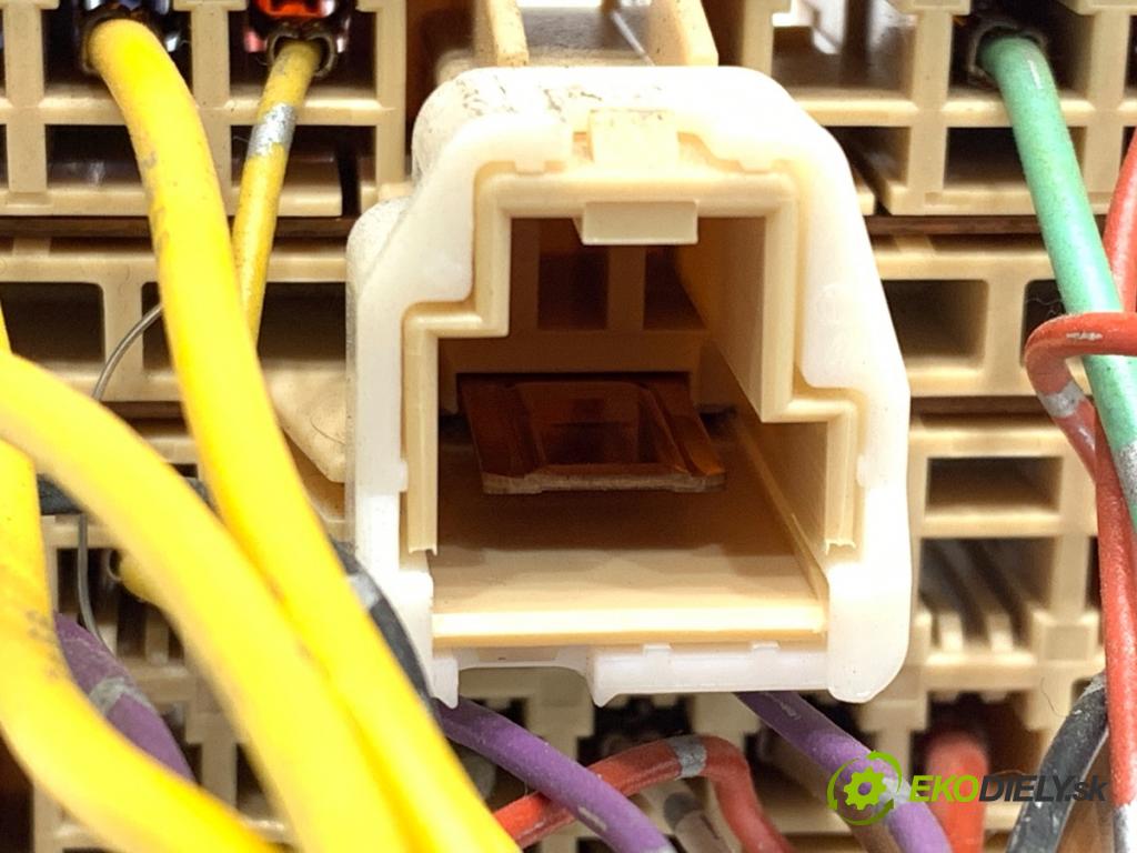 NISSAN QASHQAI J10 SUV 2012 96 kW 1.6 dCi 1598 skříňka poistková  (Pojistková skříňka)