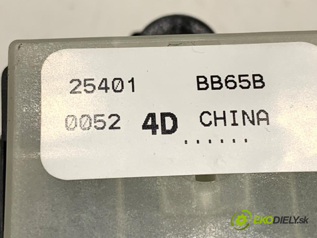 NISSAN QASHQAI J10 SUV 2012 96 kW 1.6 dCi 1598 Prepínač okien 25401BB65B (Prepínacie páčky pod volantom)