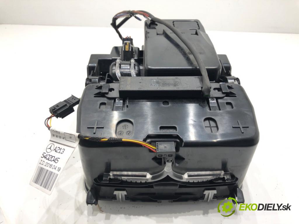 MERCEDES-BENZ CLS coupe 2018 320 kW AMG CLS 53 EQ Boost 4-matic+ (257.361) 2999 Držiak na nápoje A2136802607 (Držiak (úchyt) na nápoje)