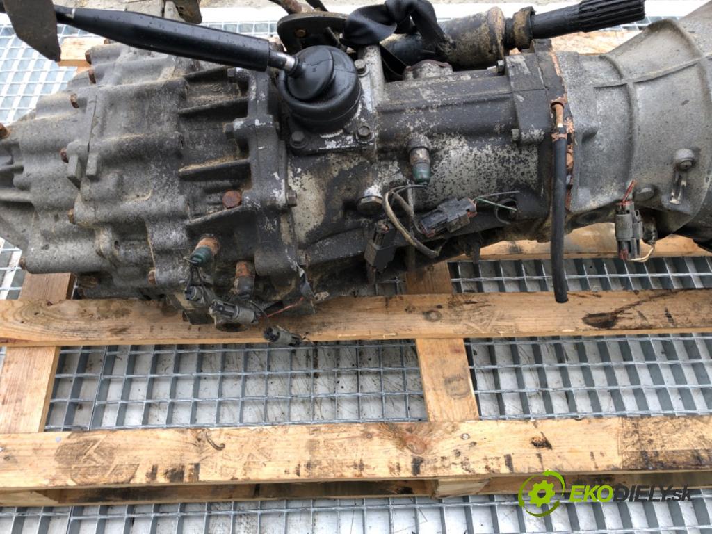 NISSAN TERRANO II samochód terenowy zamknięty 1994 91 kW 2.4 i 12V 4WD 2389 převodovka 32101-35G40 (Převodovka)