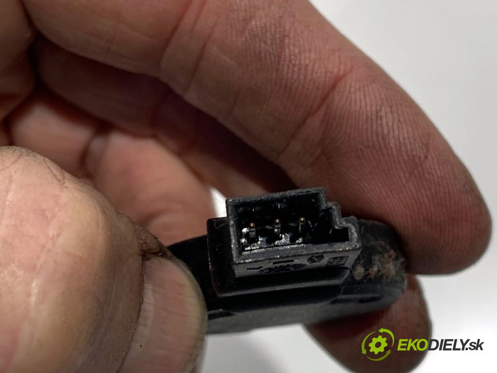 AUDI A4 B7 Kombi 2007 125 kW 2.0 TDI quattro 1968 Snímač dažďa 4E0955559C (Snímač dažďa)