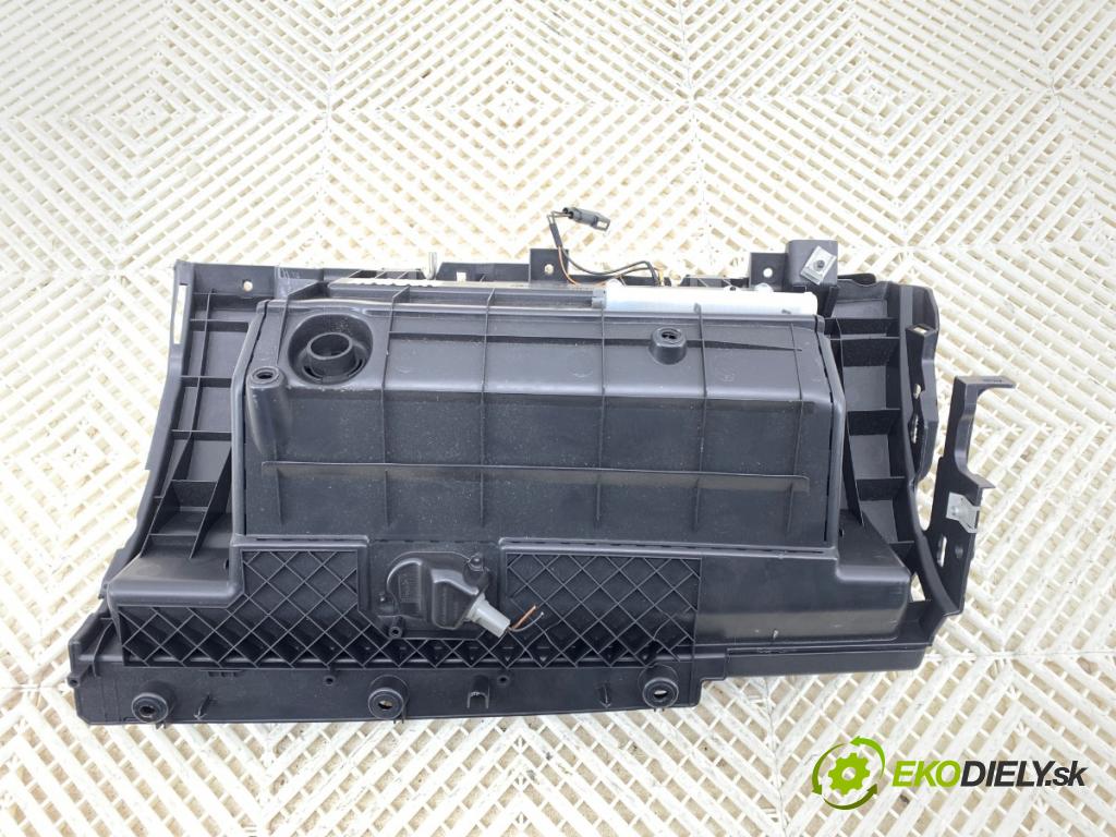 JAGUAR XF II sedan 2018 132 kW 2.0 D 1999 Priehradka, kastlík spolujazdca  (Priehradka (kastlík))