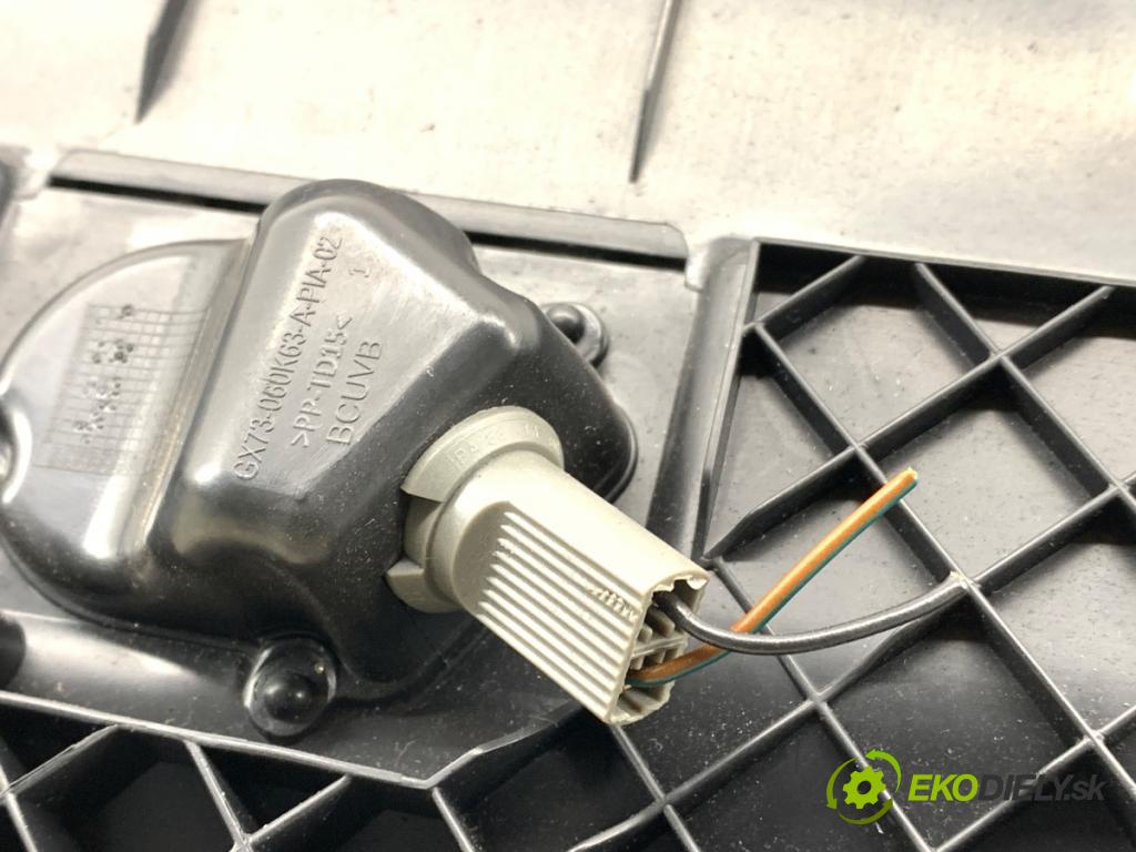 JAGUAR XF II sedan 2018 132 kW 2.0 D 1999 Priehradka, kastlík spolujazdca  (Priehradka (kastlík))