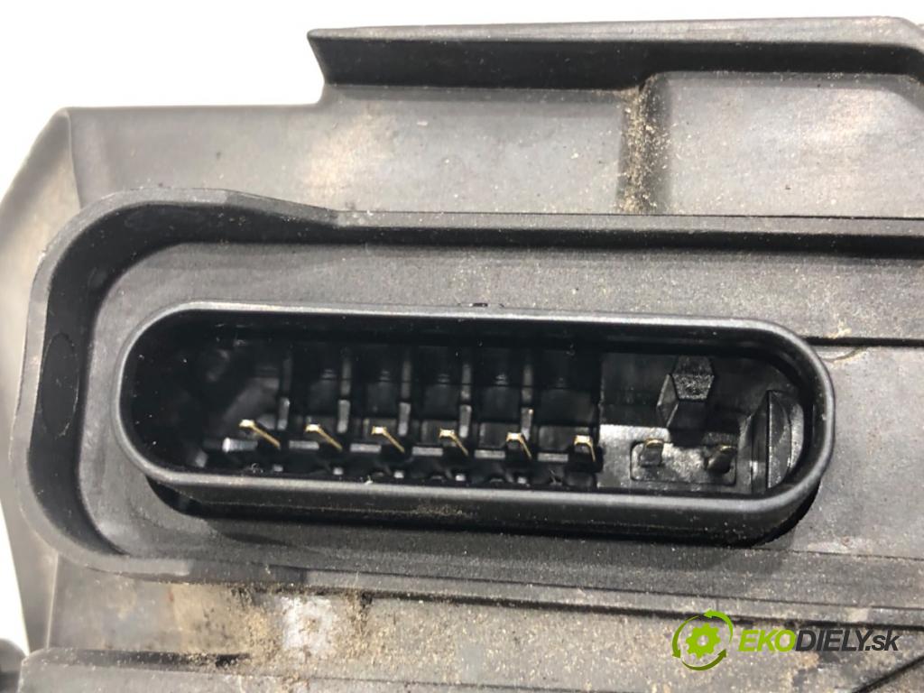 JAGUAR XF II sedan 2018 132 kW 2.0 D 1999 zámok Dvere pravy zad GX6324994-CD