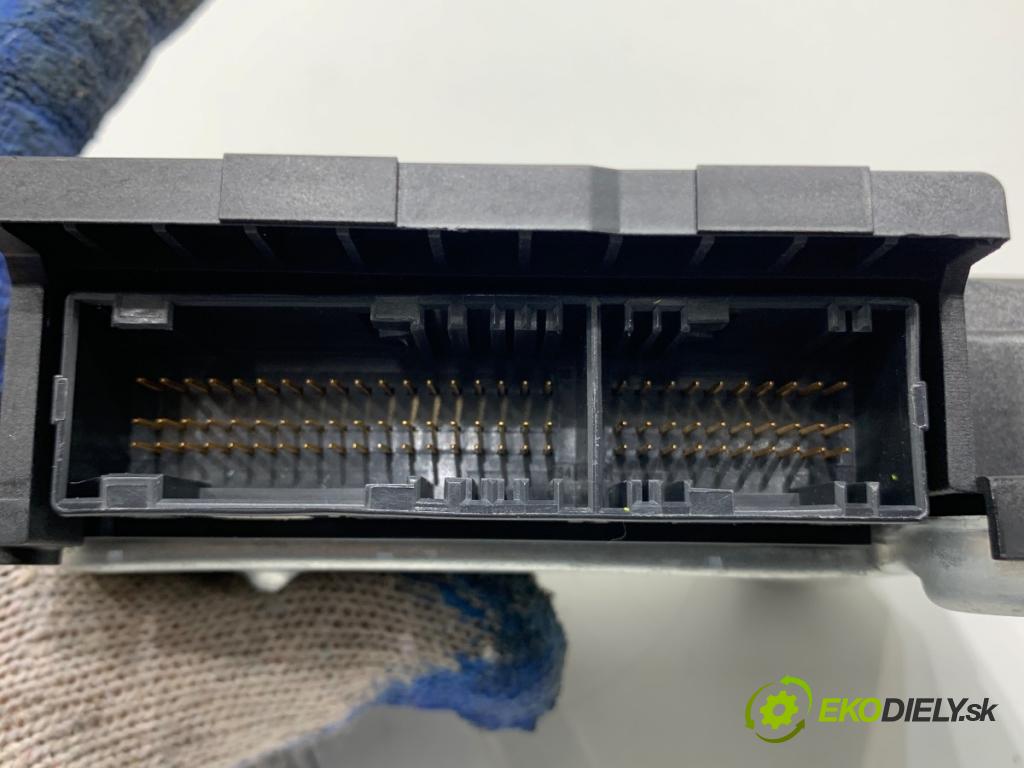 JEEP CHEROKEE KL SUV 2019 200 kW 3.2 V6 4x4 3239 senzor airbag P68469498AA (Snímač)