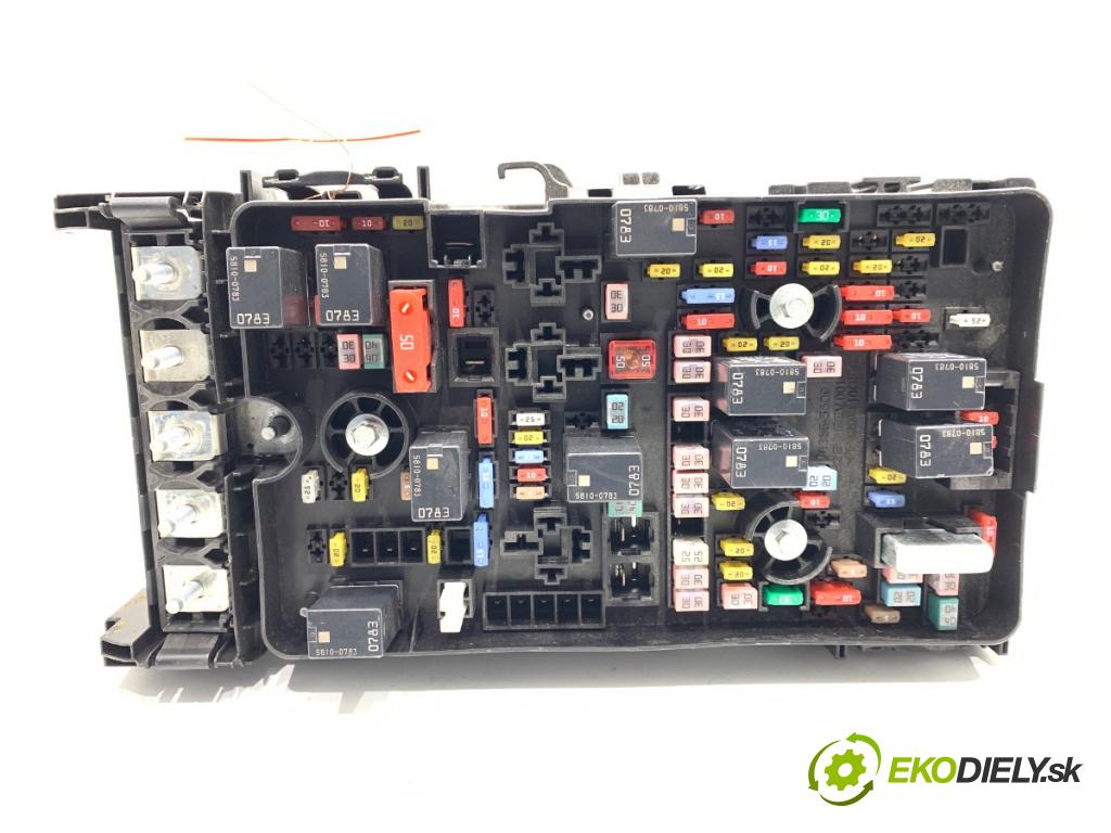 JEEP CHEROKEE KL SUV 2019 200 kW 3.2 V6 4x4 3239 skříňka poistková 68351953AC (Pojistková skříňka)