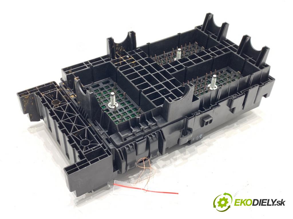 JEEP CHEROKEE KL SUV 2019 200 kW 3.2 V6 4x4 3239 skříňka poistková 68351953AC (Pojistková skříňka)