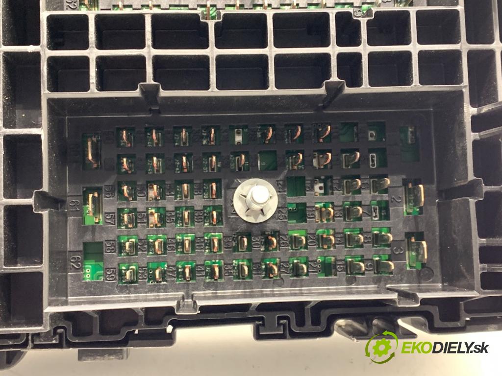 JEEP CHEROKEE KL SUV 2019 200 kW 3.2 V6 4x4 3239 skříňka poistková 68351953AC (Pojistková skříňka)