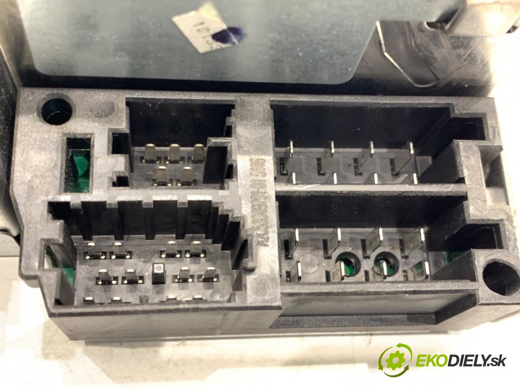 RENAULT CLIO III liftback 2006 50 kW 1.5 dCi (C/BR0G, C/BR1G) 1461 RADIO 8200483757 (Audio zariadenie)