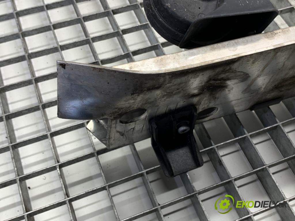 BMW F39 SUV 2019 103 kW sDrive 18 i 1499 výztuha nárazníka přední část 7342439 (Přední výztuha)