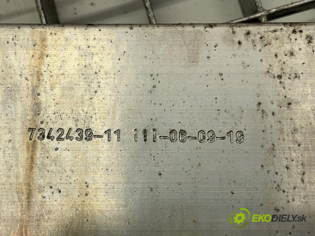 BMW F39 SUV 2019 103 kW sDrive 18 i 1499 výztuha nárazníka přední část 7342439 (Přední výztuha)