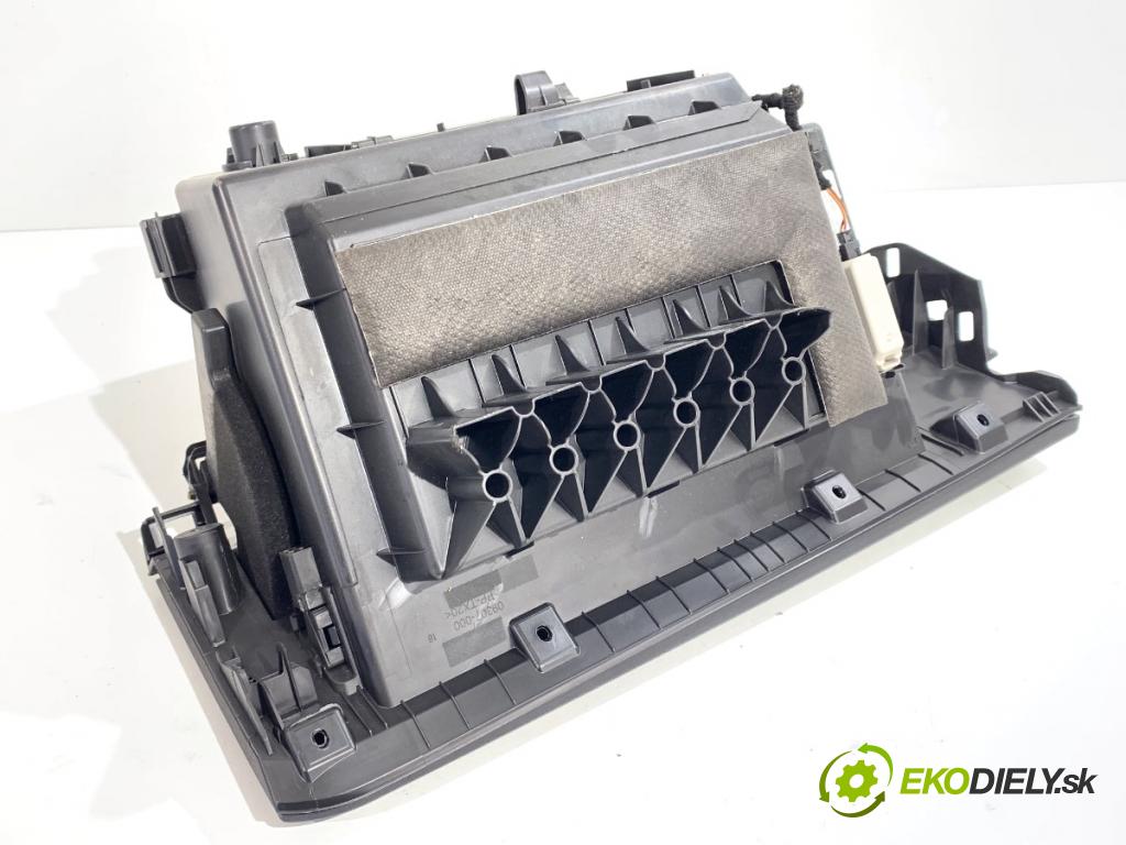 BMW F39 SUV 2019 103 kW sDrive 18 i 1499 Priehradka, kastlík spolujazdca  (Priehradka (kastlík))