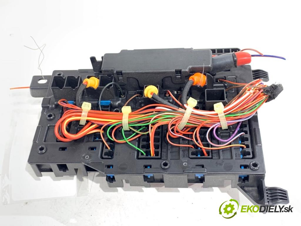 BMW F39 SUV 2019 103 kW sDrive 18 i 1499 skříňka poistková 9360501 (Pojistková skříňka)