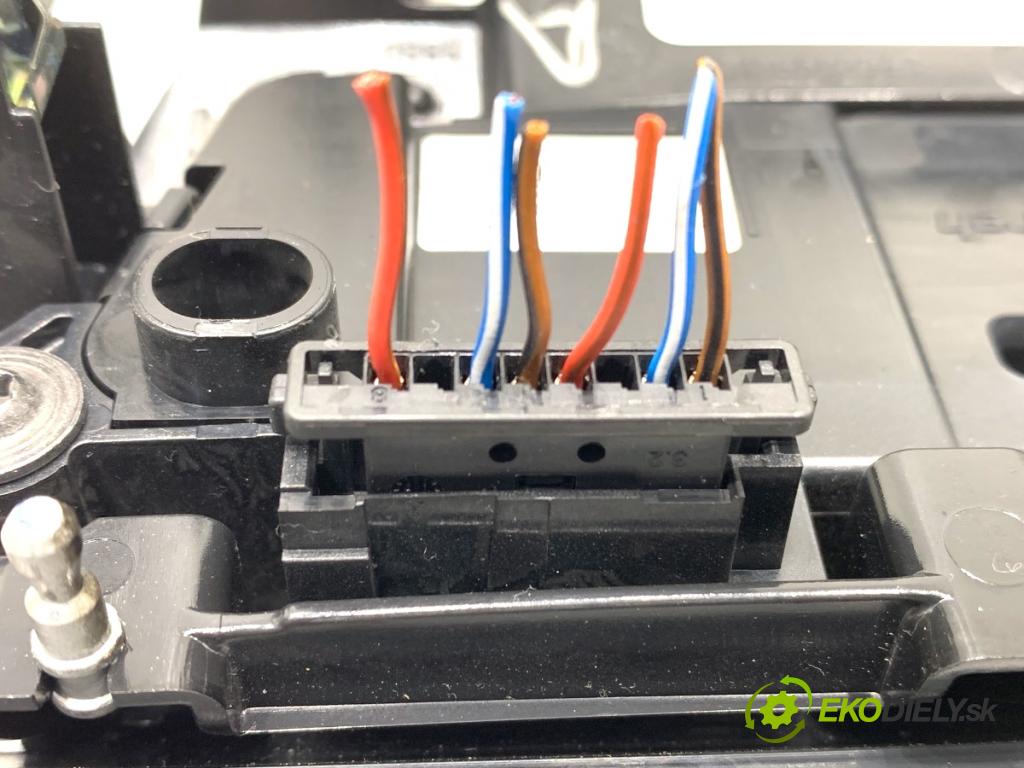 BMW F39 SUV 2019 103 kW sDrive 18 i 1499 Panel ovládania radia 9371457 (Prepínacie páčky pod volantom)