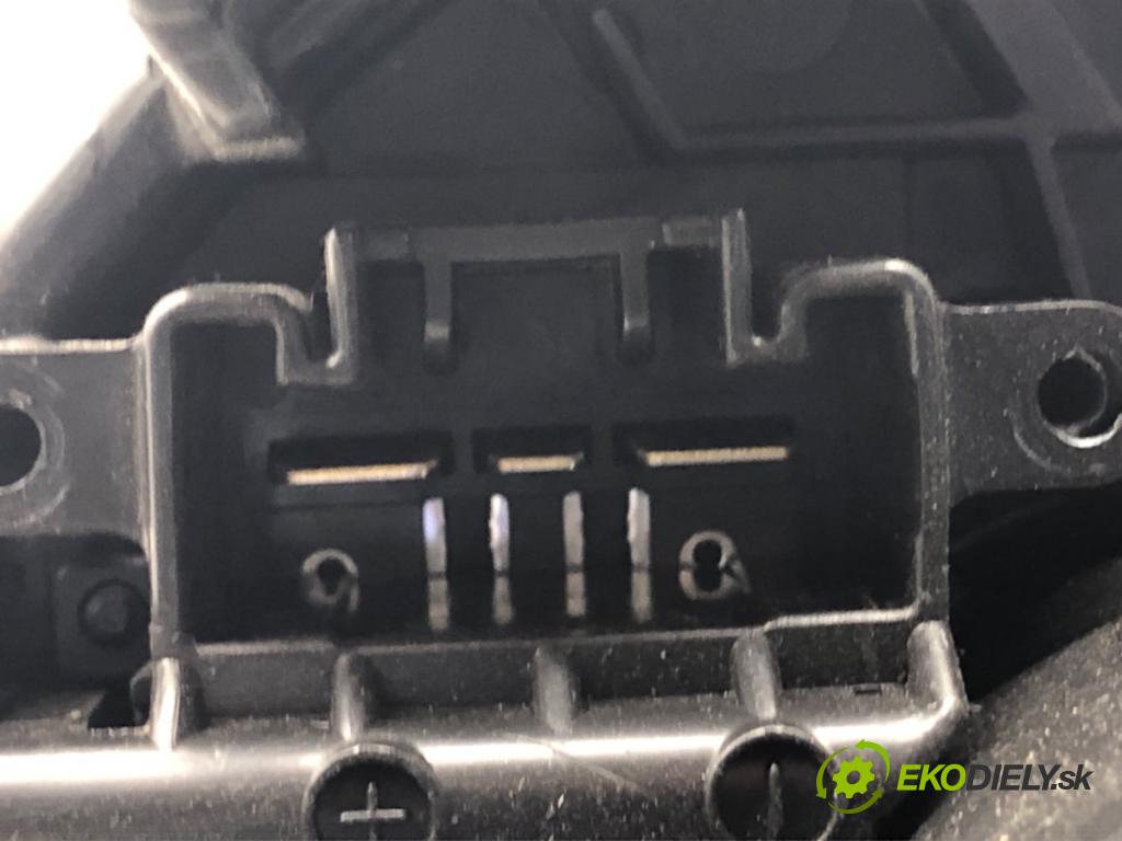 TOYOTA AURIS II Kombi 2017 73 kW 1.8 Hybrid (ZWE186_) 1798 ventilátor kúrenia