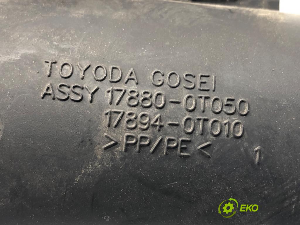 TOYOTA AURIS II Kombi 2017 73 kW 1.8 Hybrid (ZWE186_) 1798 Rúra vzduchu 17880-0T050