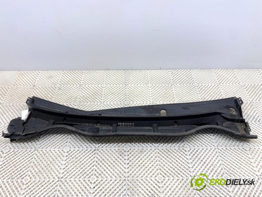 TOYOTA AURIS II Kombi 2017 73 kW 1.8 Hybrid (ZWE186_) 1798 torpédo plast pod čelní okno 55708-02470 (Plast pod čelním sklem)