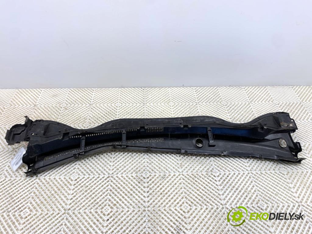 TOYOTA AURIS II Kombi 2017 73 kW 1.8 Hybrid (ZWE186_) 1798 torpédo plast pod čelní okno 55708-02470 (Plast pod čelním sklem)