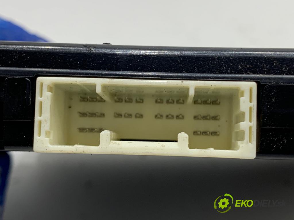 TOYOTA AURIS II Kombi 2017 73 kW 1.8 Hybrid (ZWE186_) 1798 modul BSI 89221-02480 (Pojistková skříňka)