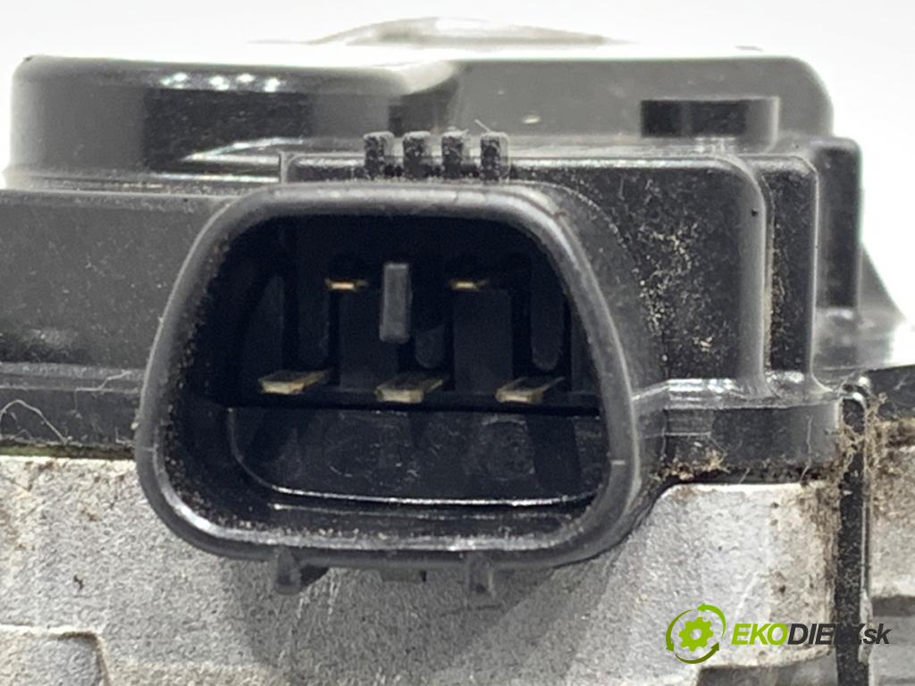 TOYOTA AURIS II Kombi 2017 73 kW 1.8 Hybrid (ZWE186_) 1798 Mechanizmus stieračov predný 85110-02340 (Motorček stieračov predný)