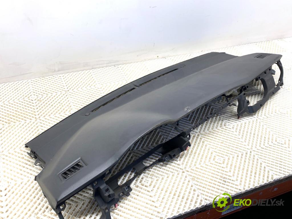 TOYOTA AURIS II Kombi 2017 73 kW 1.8 Hybrid (ZWE186_) 1798 palubní doska  (Palubní deska)