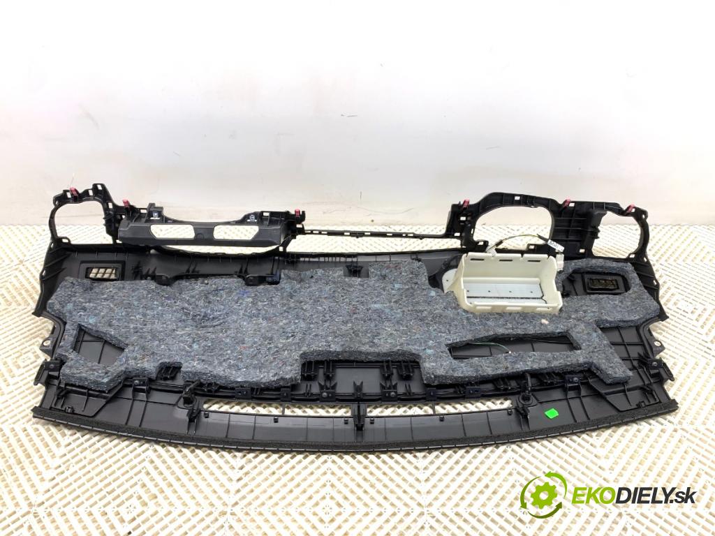 TOYOTA AURIS II Kombi 2017 73 kW 1.8 Hybrid (ZWE186_) 1798 palubní doska  (Palubní deska)